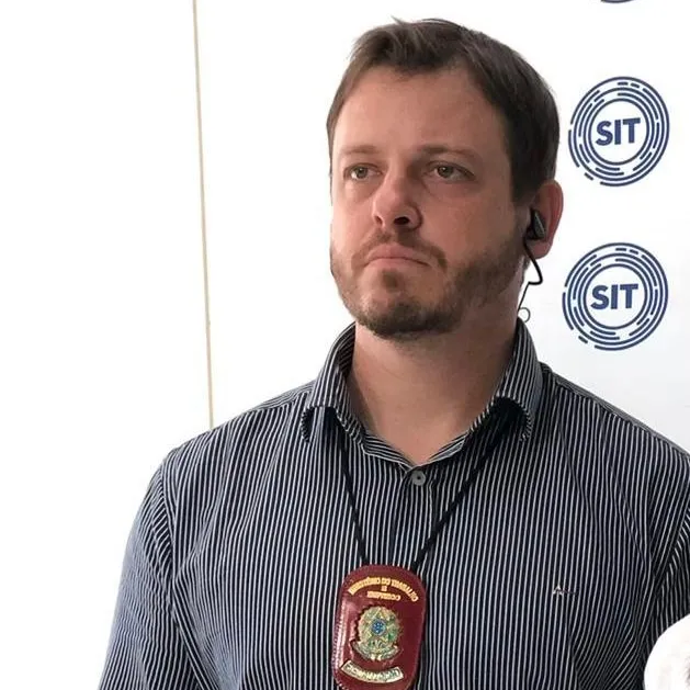 Eduardo Reiner com o crachá de auditor fiscal do Ministério do Trabalho