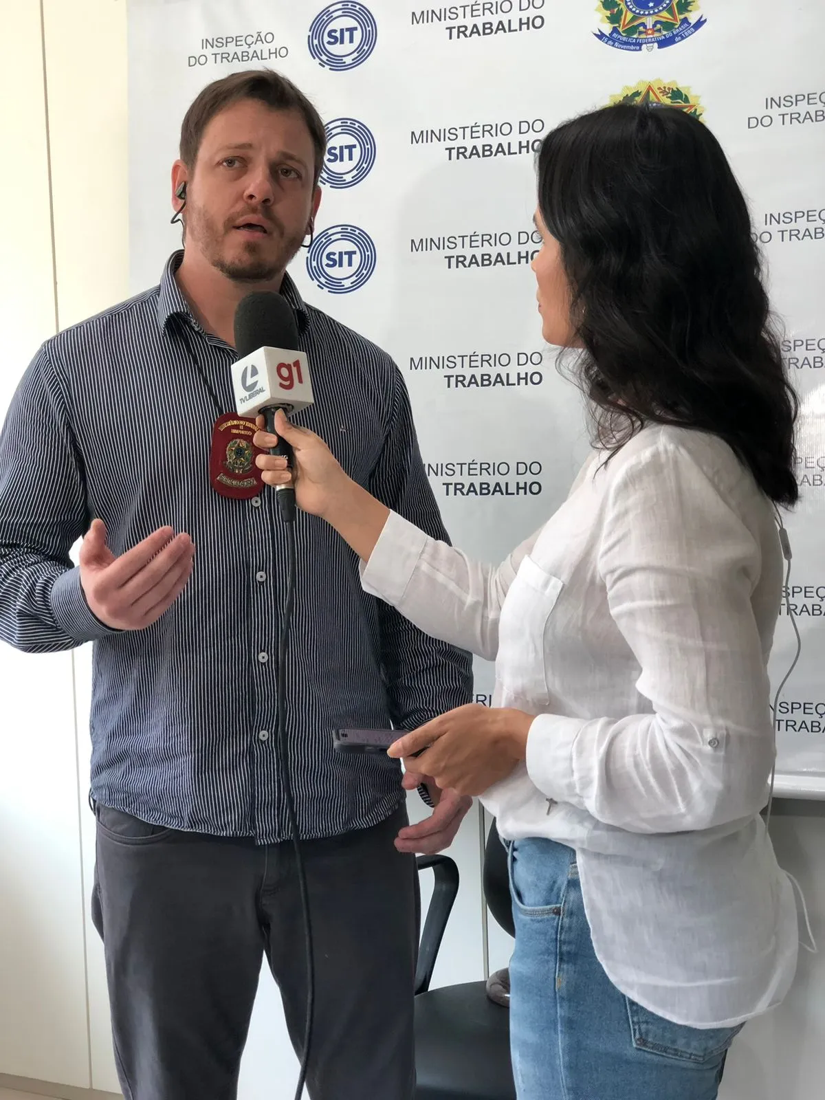 Eduardo Reiner sendo entrevistado pela imprensa no Ministério do Trabalho